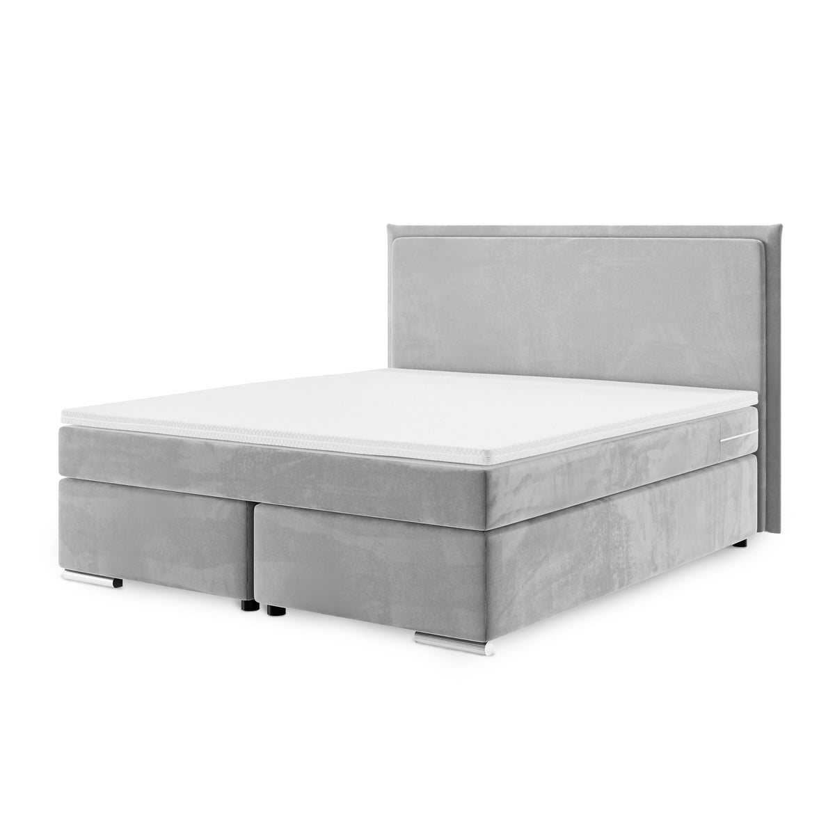 Bergan-kontinentalseng i størrelserne 140x200, 160x200 og 180x200 med dekorativ kant i minimalistisk stil – set fra en vinkel | Pillovely