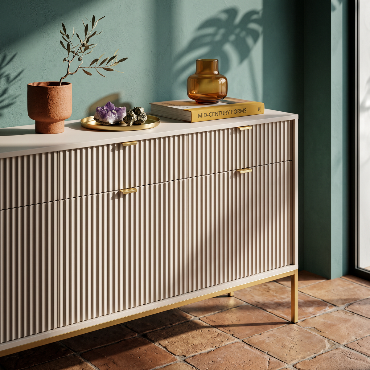 Roza-kommoden 154x83 i glamour-stil – i indretningen