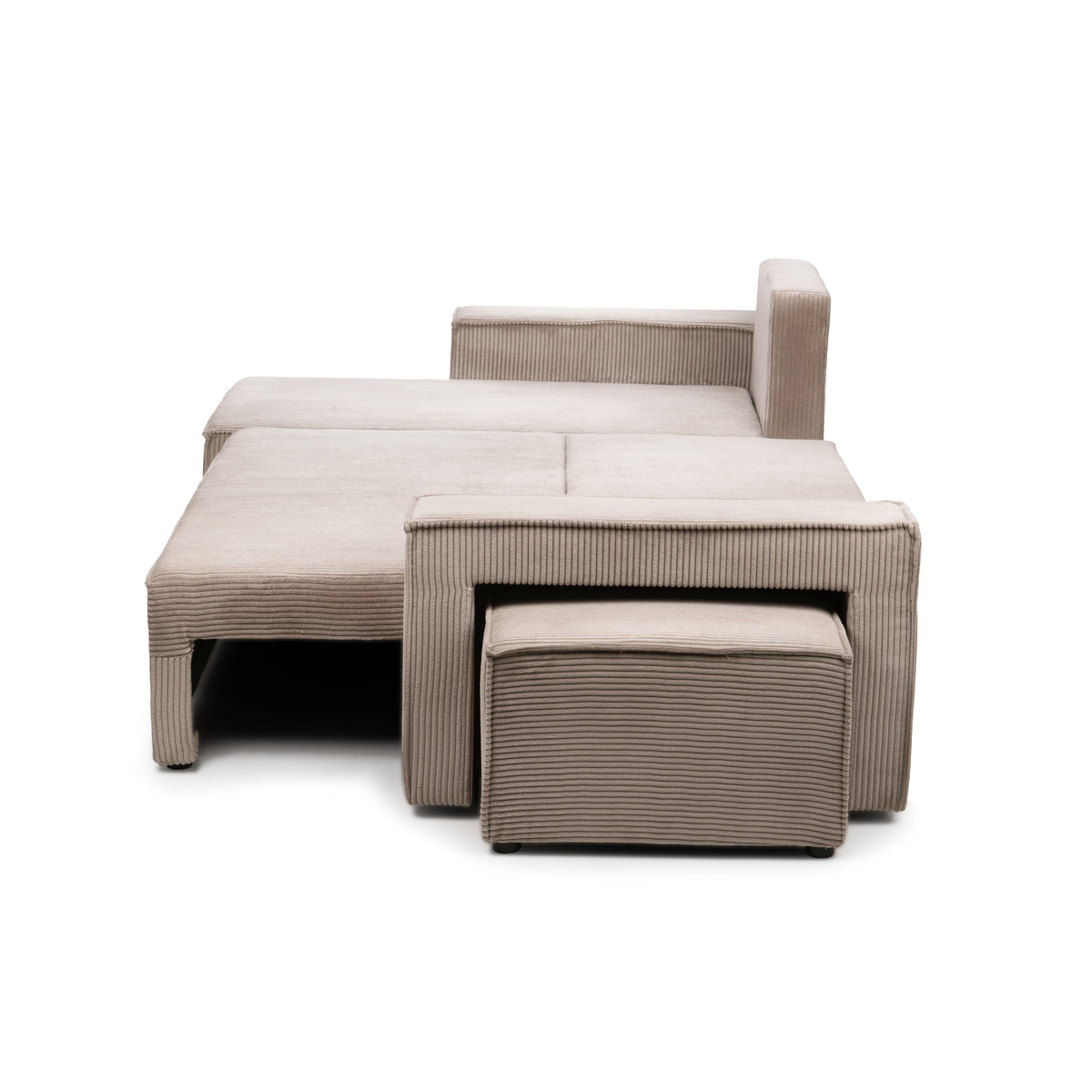Klara-hjørnesofa, universalmodel med sovefunktion og puf i moderne stil – set fra siden