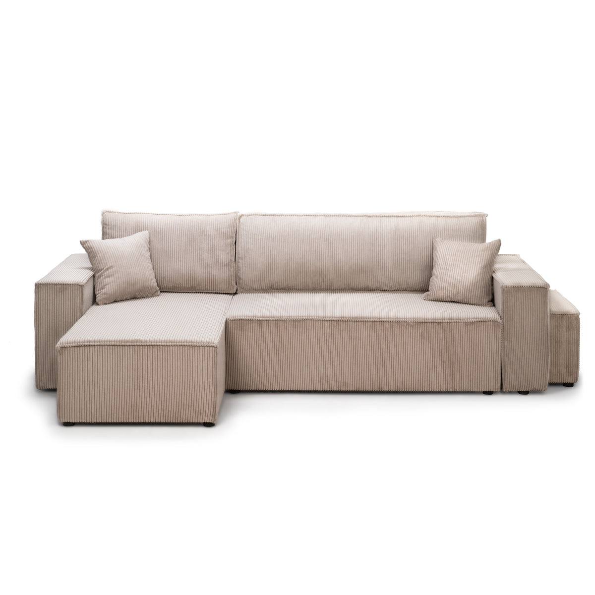 Klara-hjørnesofa, universalmodel med sovefunktion og puf i moderne stil – set forfra
