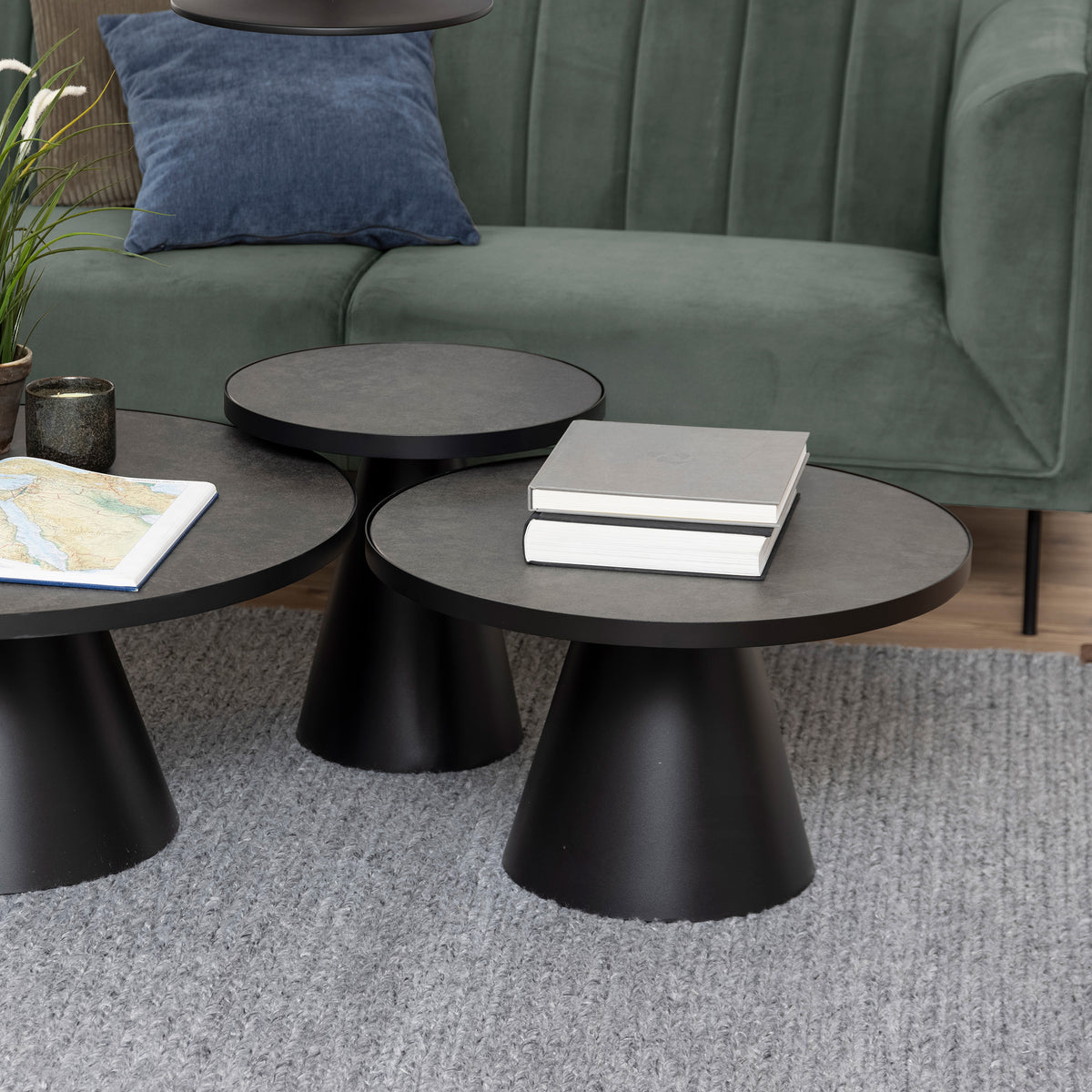 Det runde sofabord til stuen, Soren, med en diameter på 66 cm i moderne stil – i indretningen