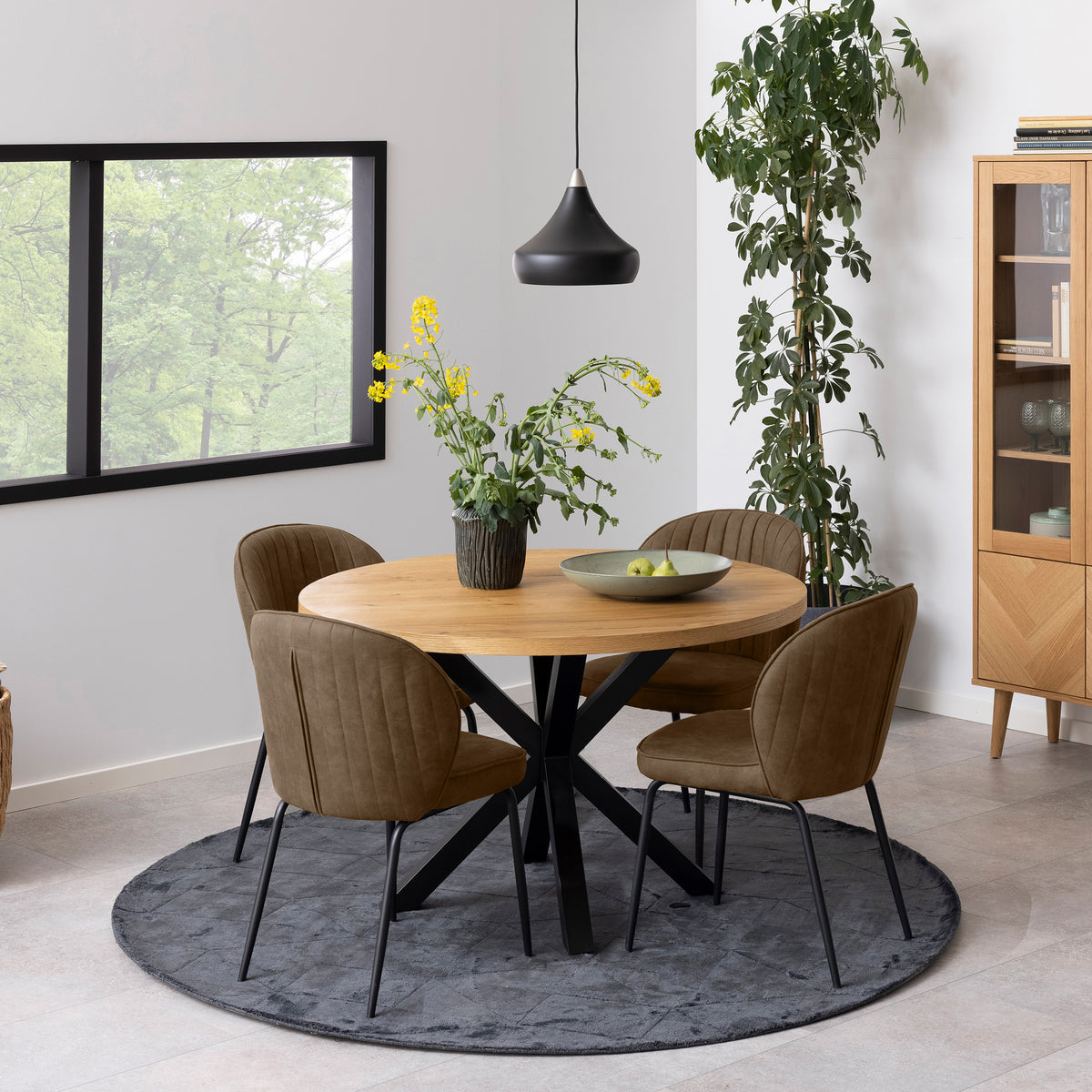 Det runde bord Stela Classic 120x77 til spisestuen i industriel stil – i indretningen
