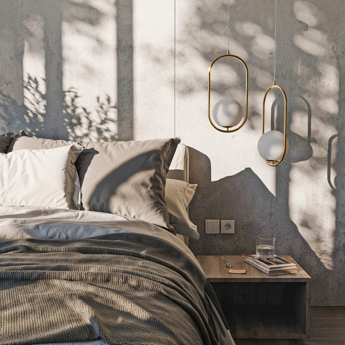 Lampa Orbitella wisząca z kulistym kloszem w złotej ramie w stylu nowoczesnym – w aranżacji wnętrza