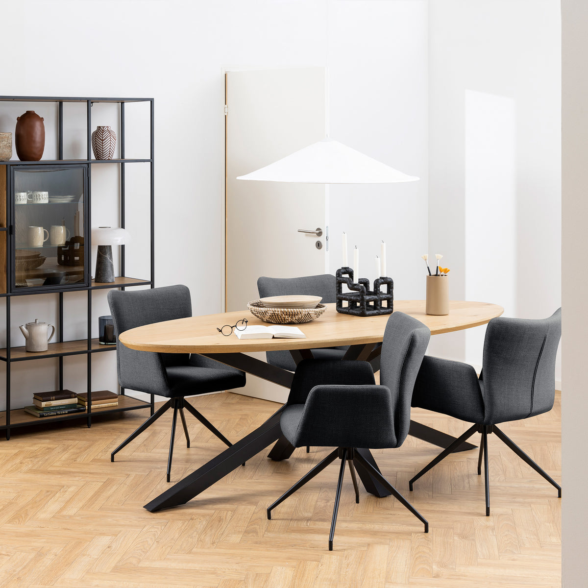 Stort, ovalt Surfo-bord, 220x76, til spisestuen i industriel stil – i indretningen