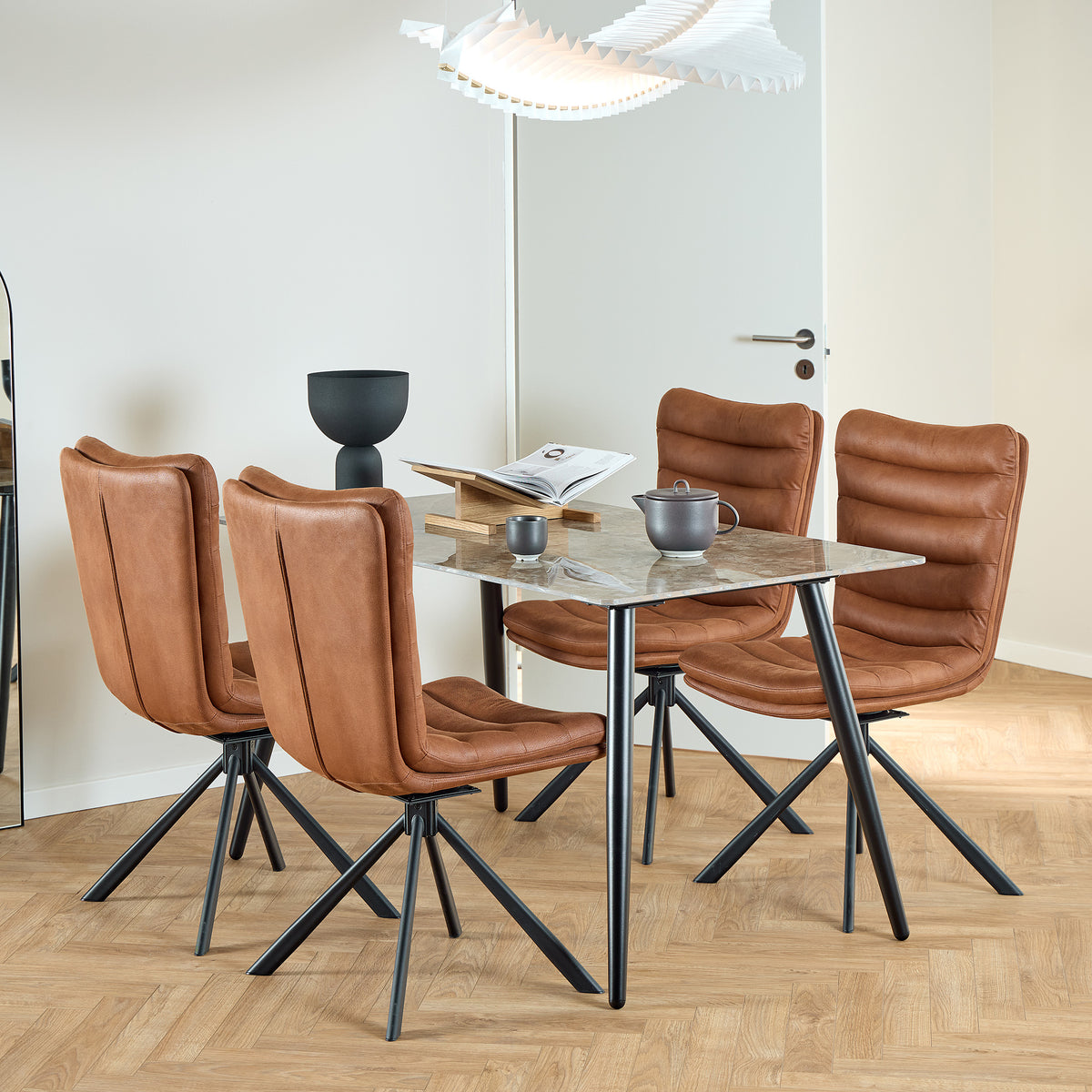 Sæt med to drejestole til spisestuen i moderne stil – model Ondris – i indretningen