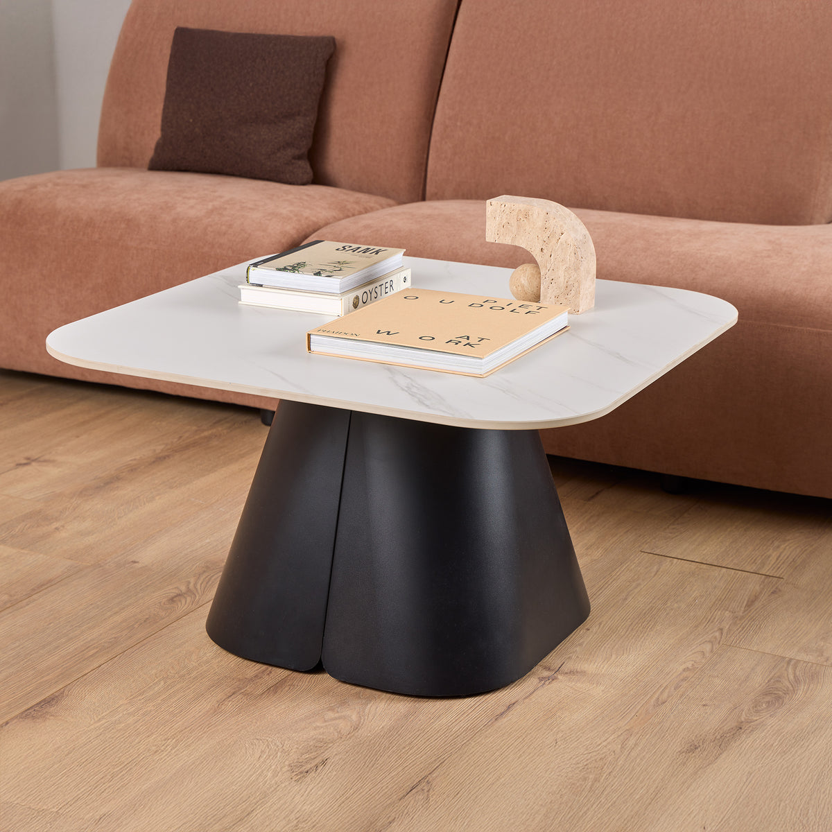 Bienn-sofabord til stuen med central fod, 80x45, i moderne stil – i indretningen