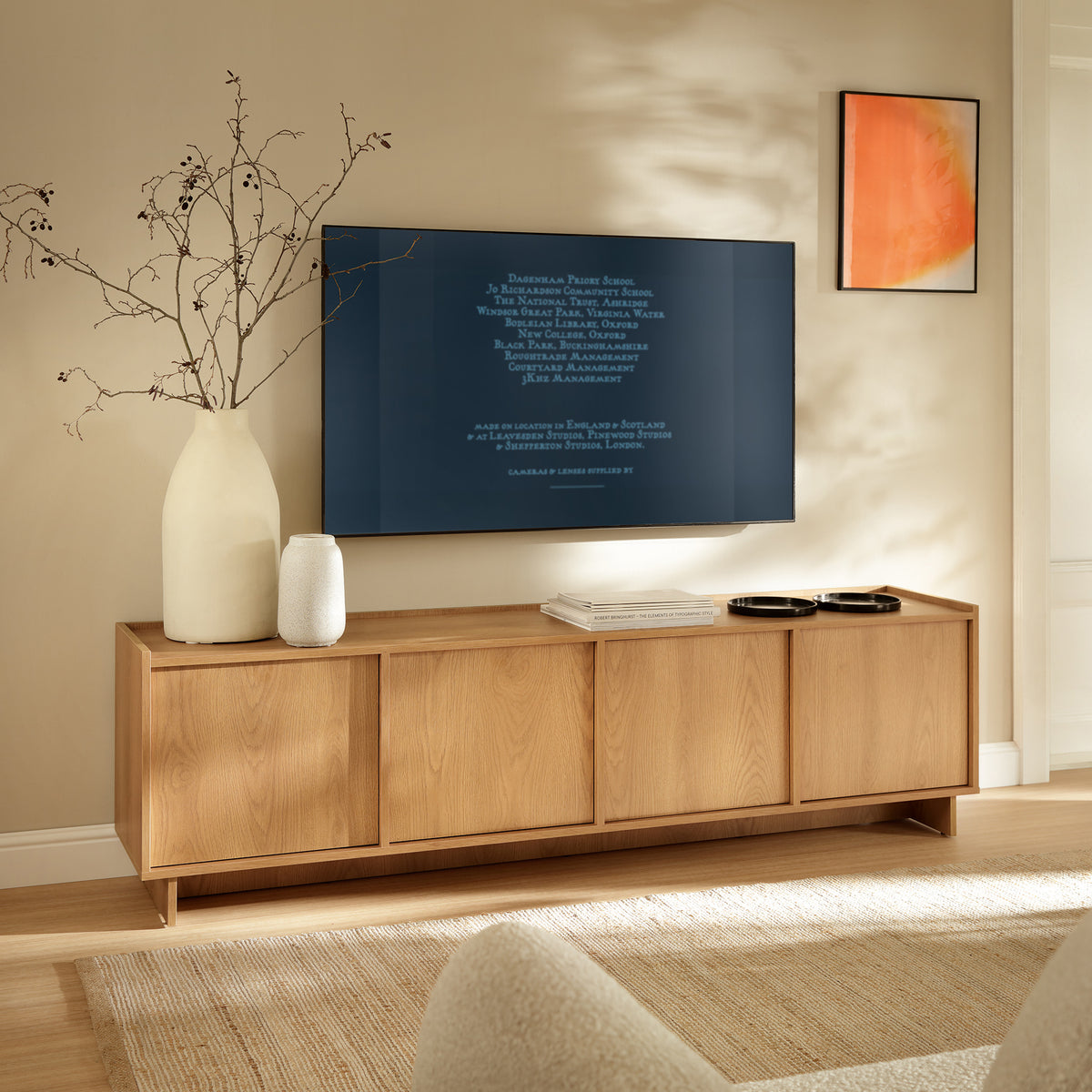 Kiyro TV-bord til fjernsyn, 195x55, med aflåselige rum i minimalistisk stil – i indretningen