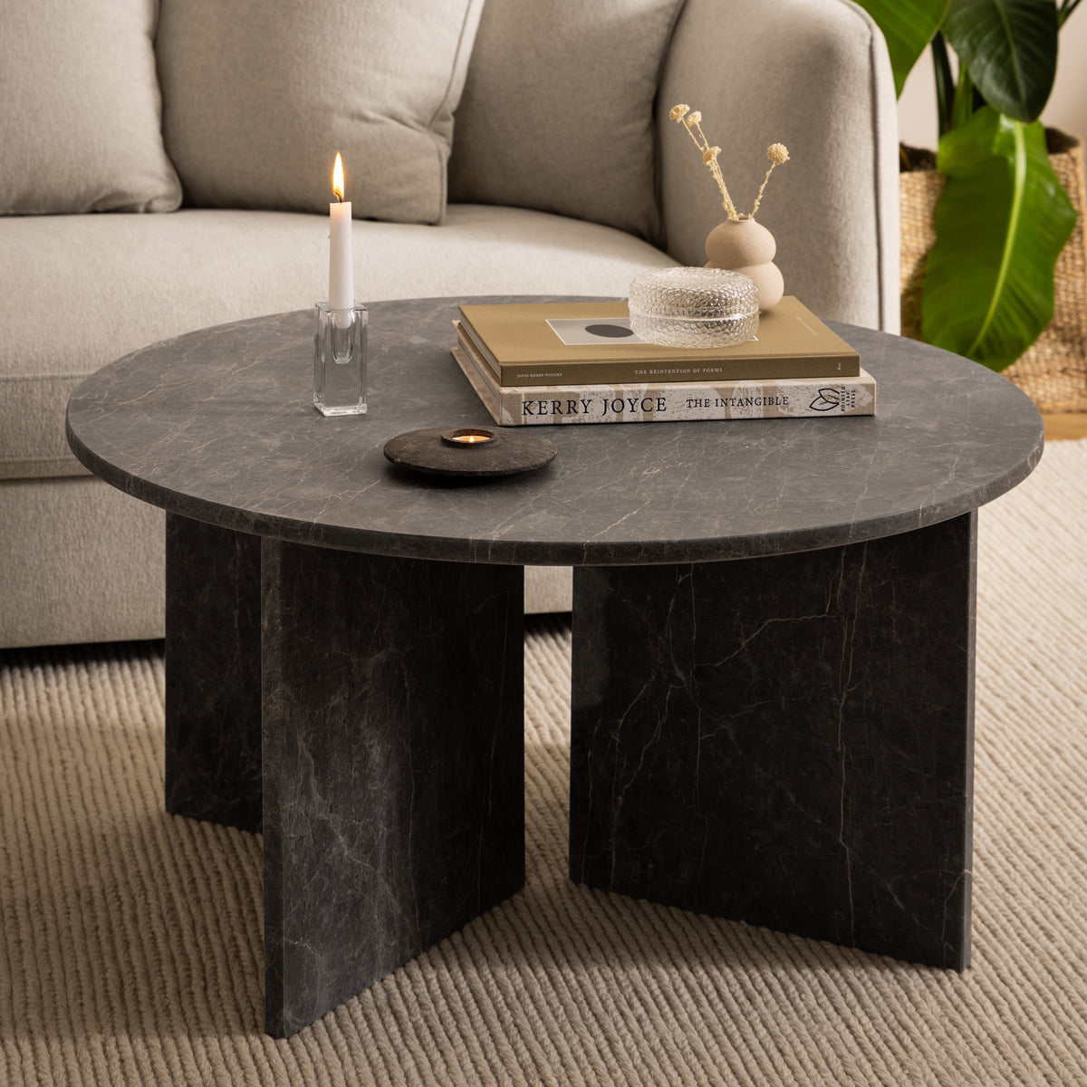 Det runde Plaris-sofabord med en diameter på 90 cm i elegant stil – i indretningen