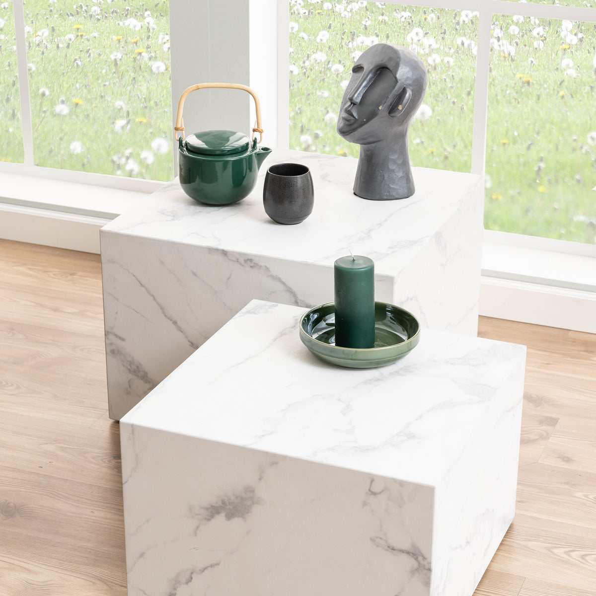 Sæt med to sofaborde til stuen i modern organic-stil – modellen Quadrato – i indretningen