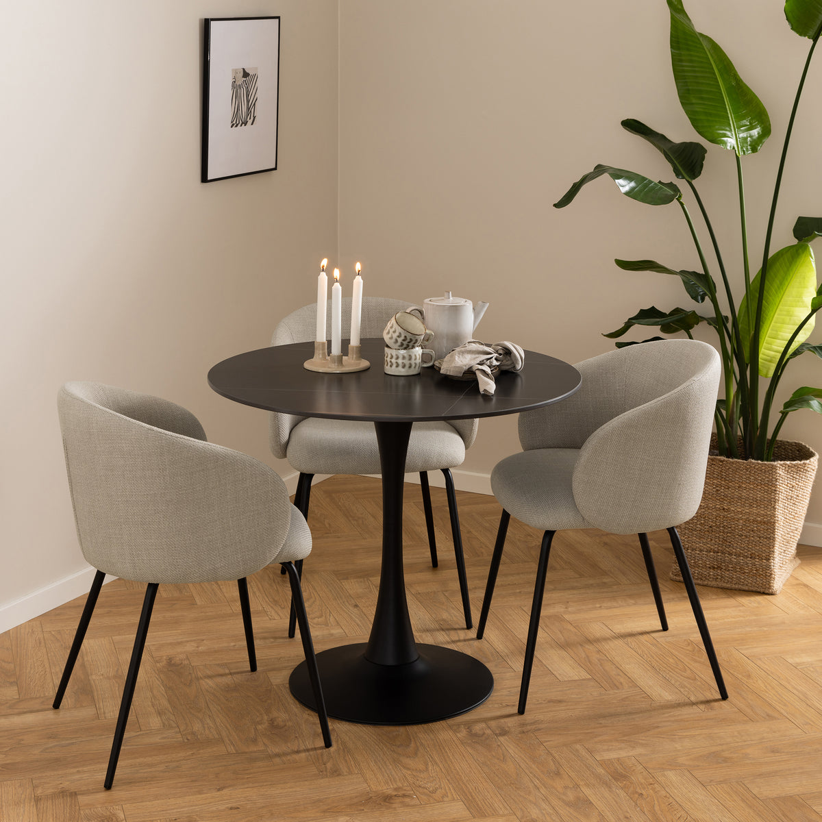 Sæt med to spisestuestole i moderne stil – model Delmo – i indretningen