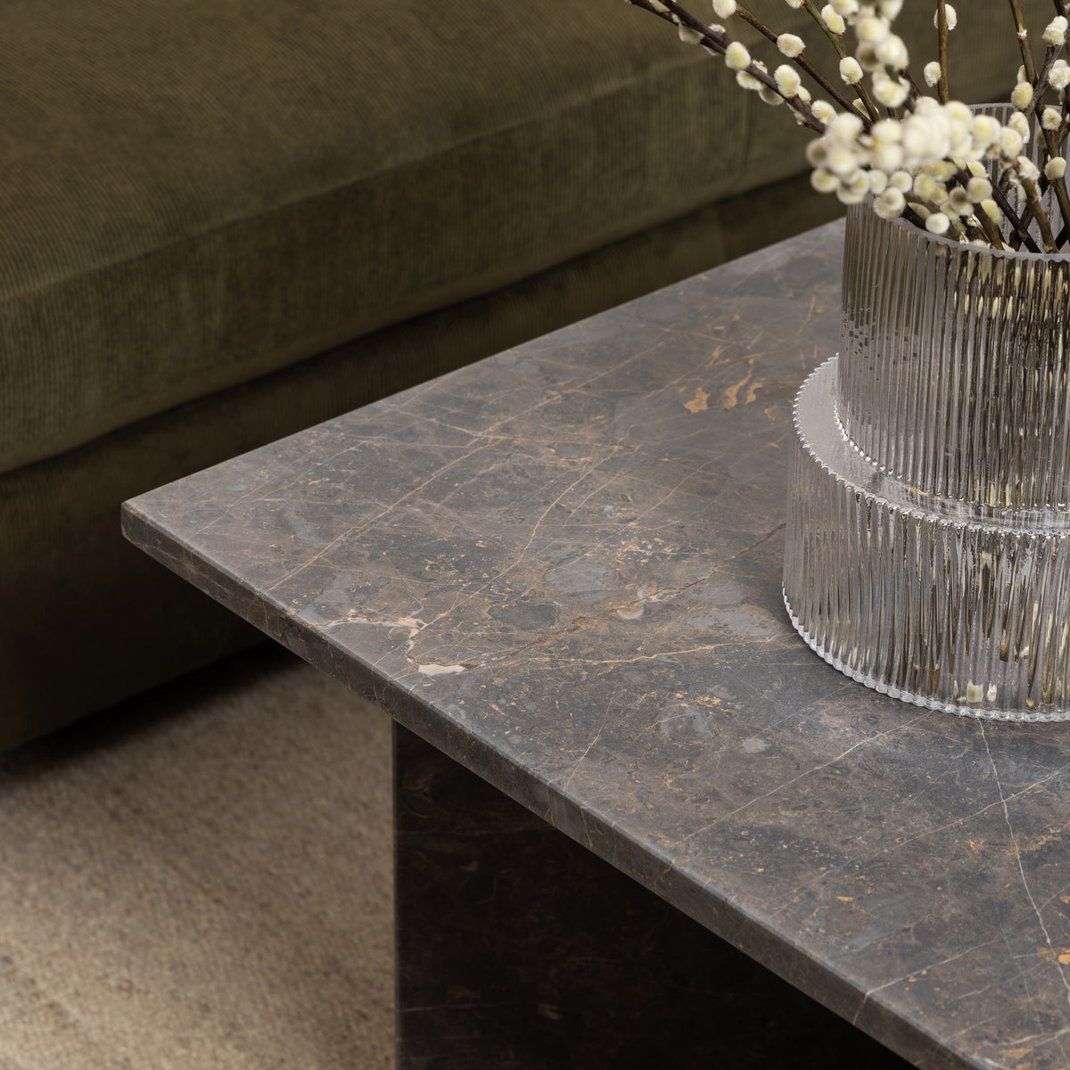 Plaris-sofabord 140x42 i elegant stil – i indretningen
