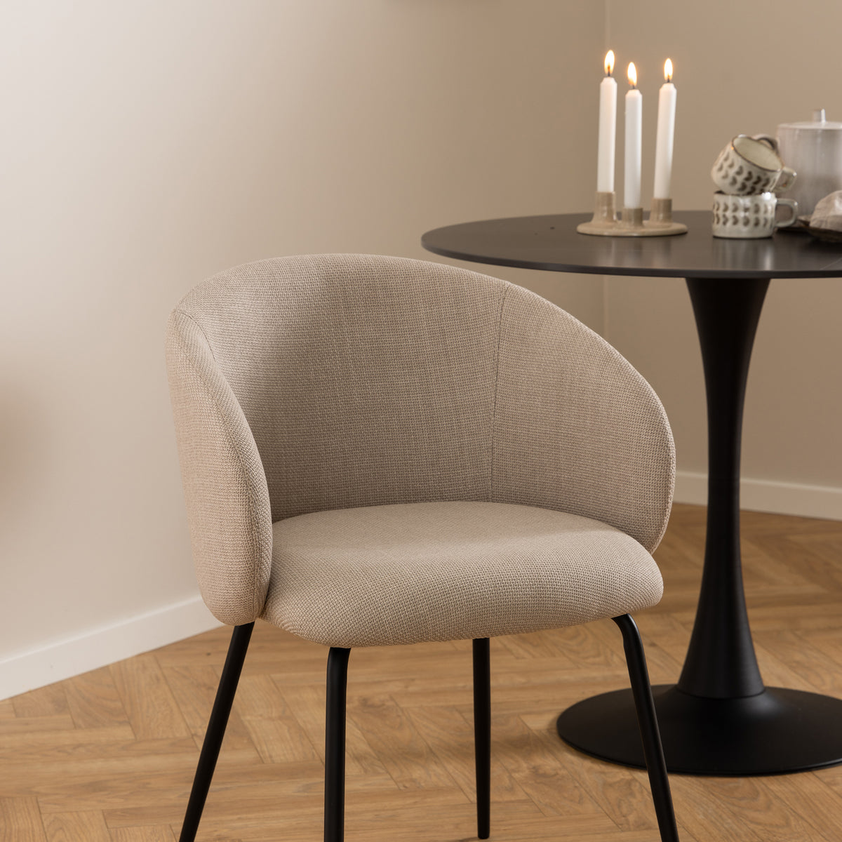 Sæt med to spisestuestole i moderne stil – model Delmo – i indretningen