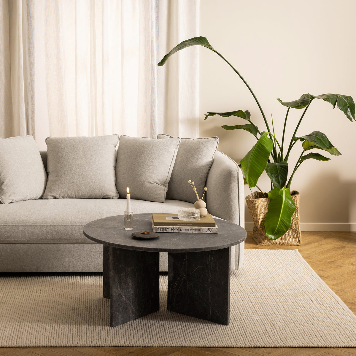 Det runde Plaris-sofabord med en diameter på 90 cm i elegant stil – i indretningen