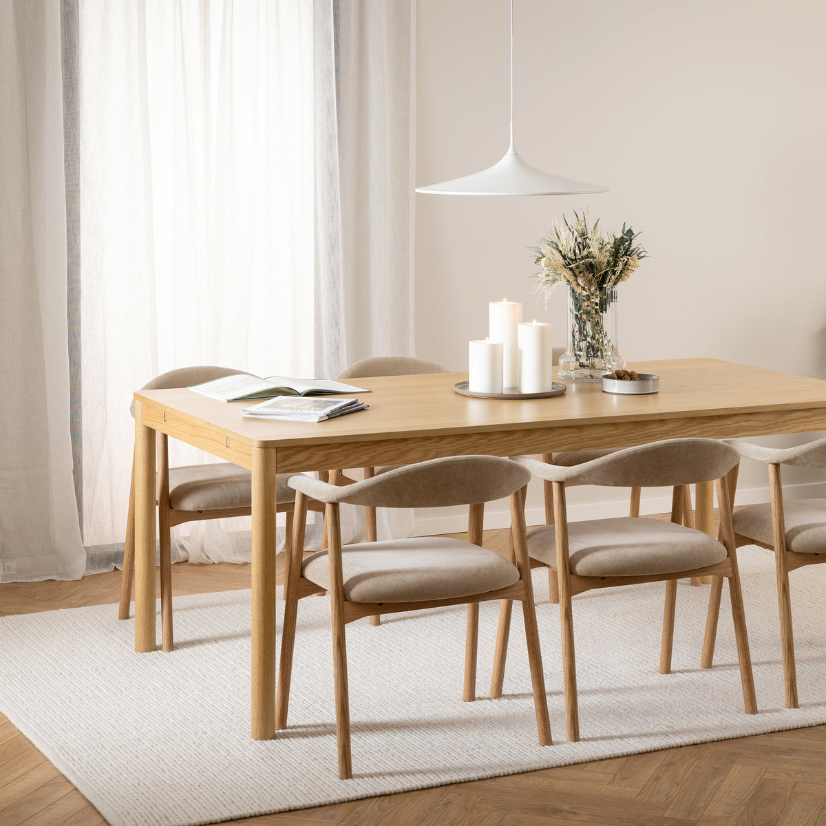Sæt med to stole med armlæn til spisestuen i skandinavisk stil – modellen Hikari Komfort – i indretningen