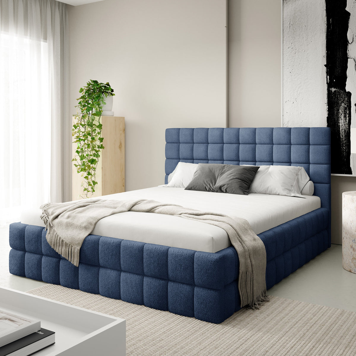 Stratus-polstret seng i størrelserne 140x200, 160x200 og 180x200 med opbevaringsrum i moderne stil, stof i farven Coral – i indretningen