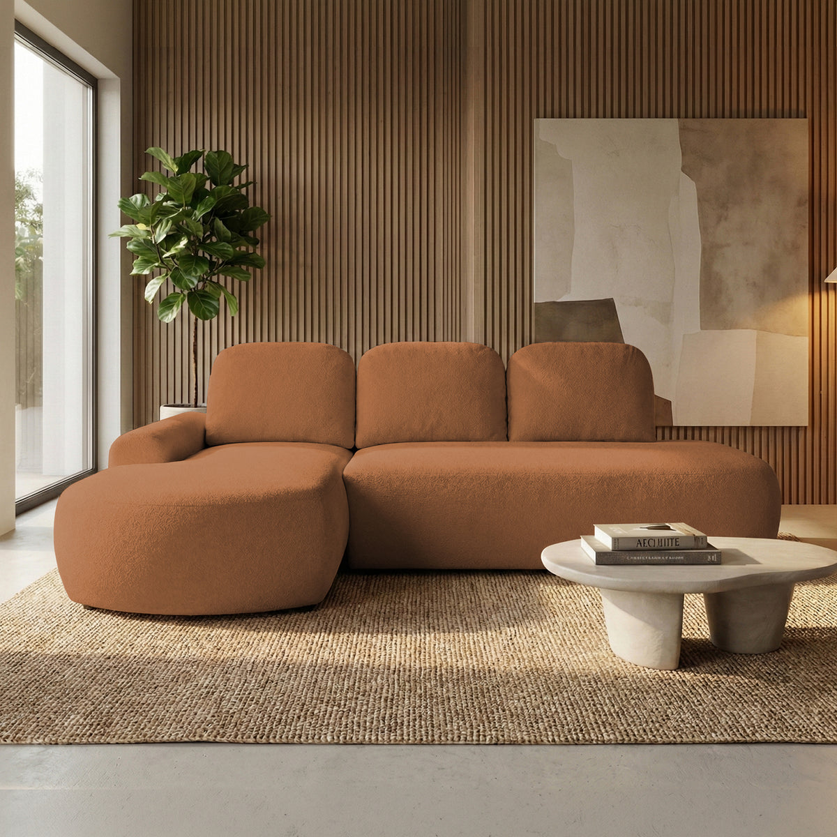 Moluni-hjørnesofa, 263 cm, rustfarvet kastanje (BELLINI 09), venstrevendt, i stuen med lameller, jute-tæppe og sofabord
