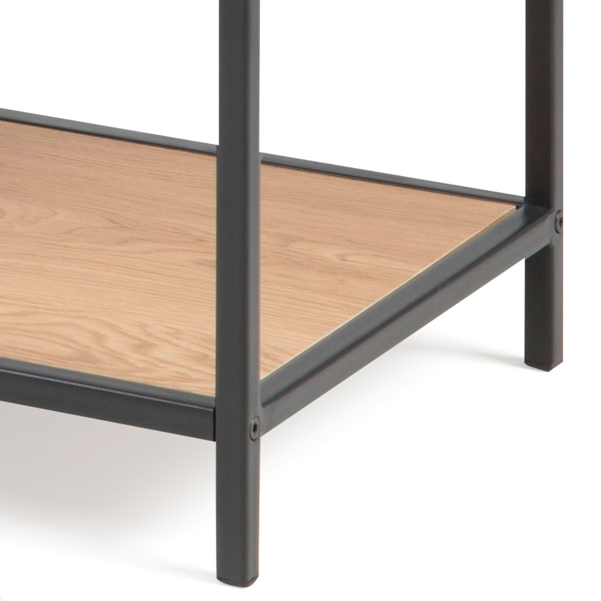 Skeleto-reol 114x78, vild eg – detalje af den nederste hylde og det firkantede ben på den sorte ramme