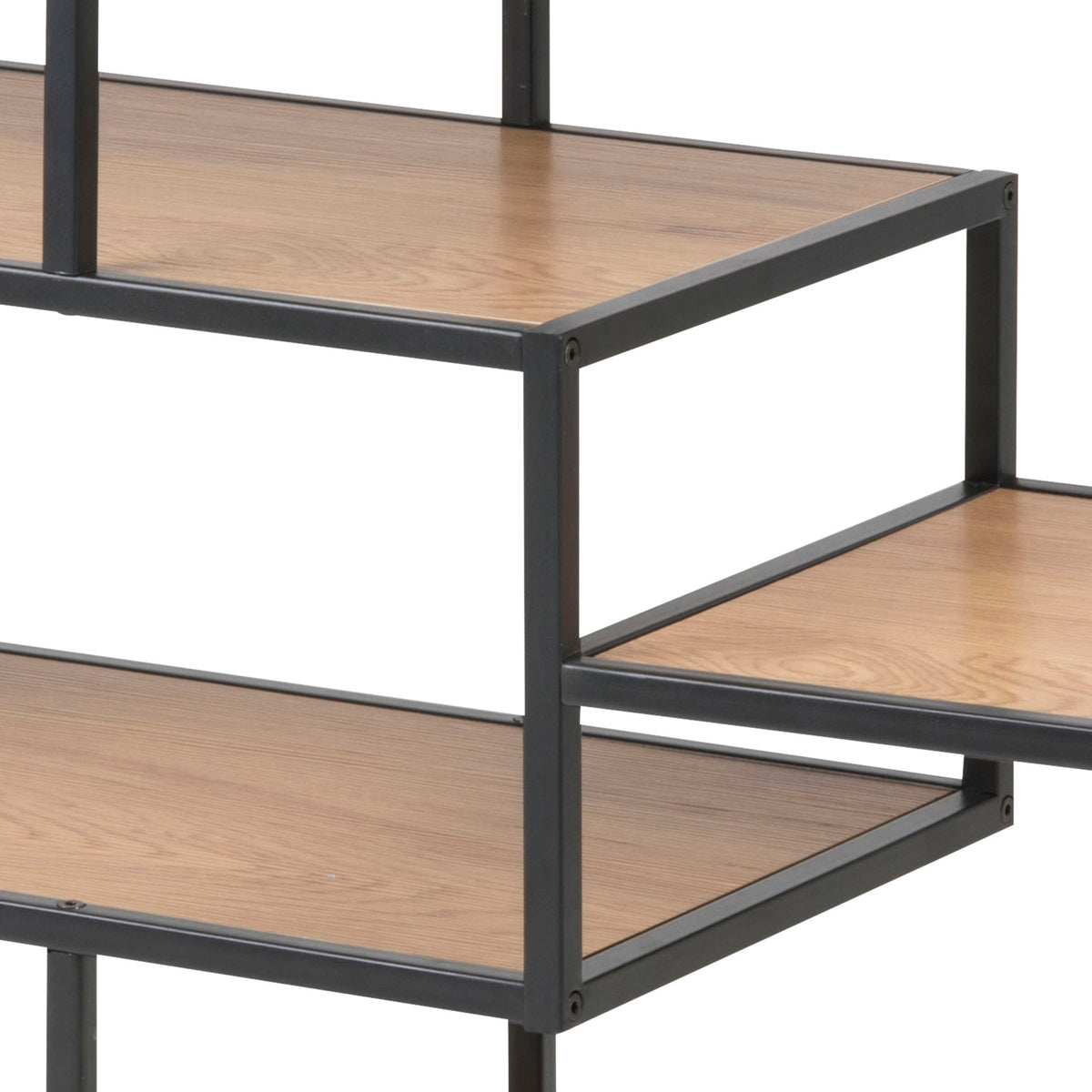 Skeleto-reol 114x78 Vild eg – detalje af sammenføjningen af de forskudte hylder, reol med metalramme
