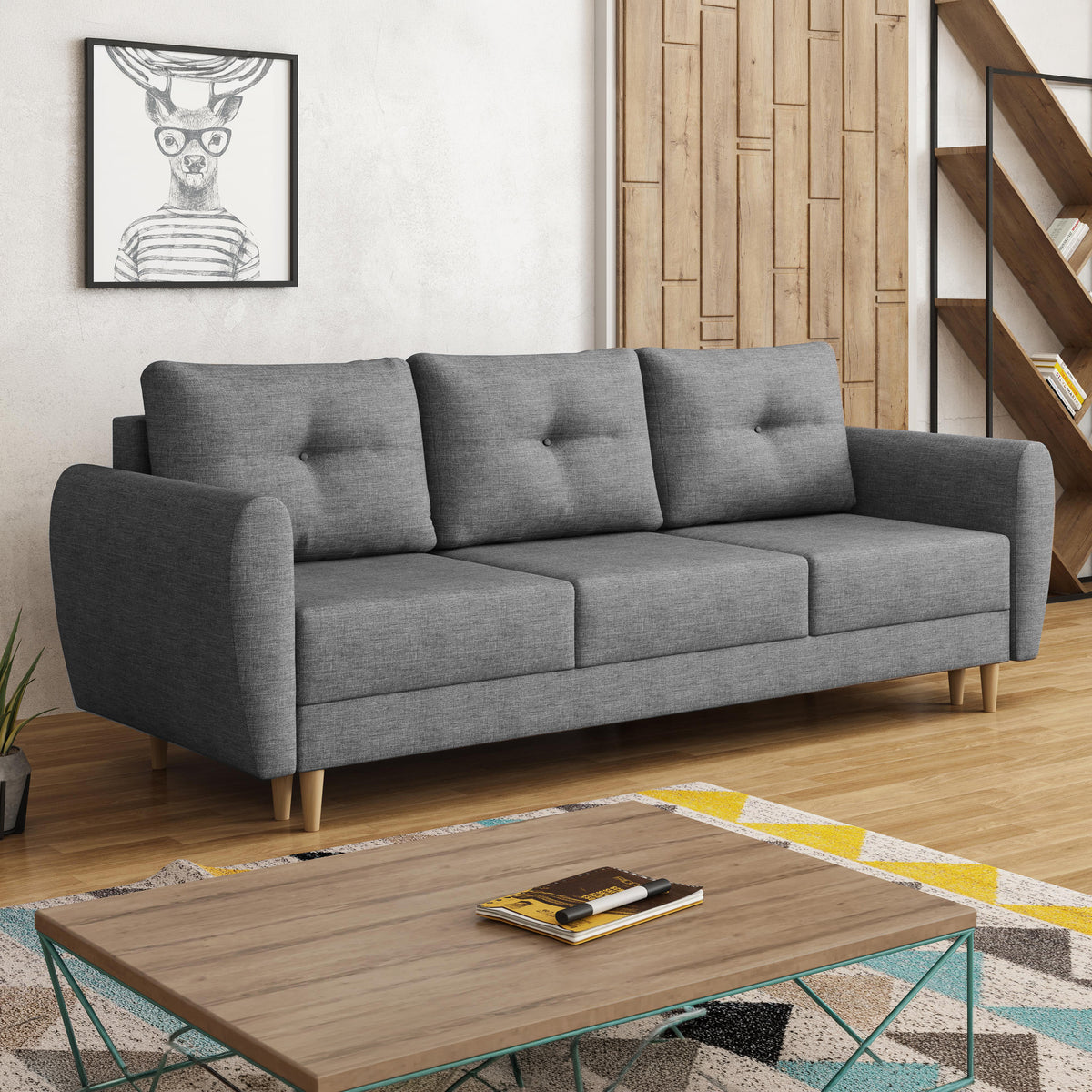 Harmi-sofaen på 235 cm i stuen med et træreol og et sofabord – en skandinavisk sovesofa