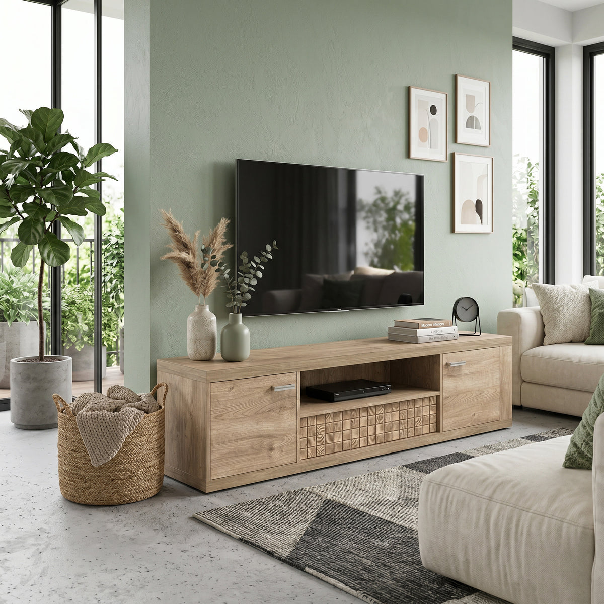 Korin TV-bord 196x51 i stuen med en grøn væg og store vinduer – et langt TV-bord til stuen