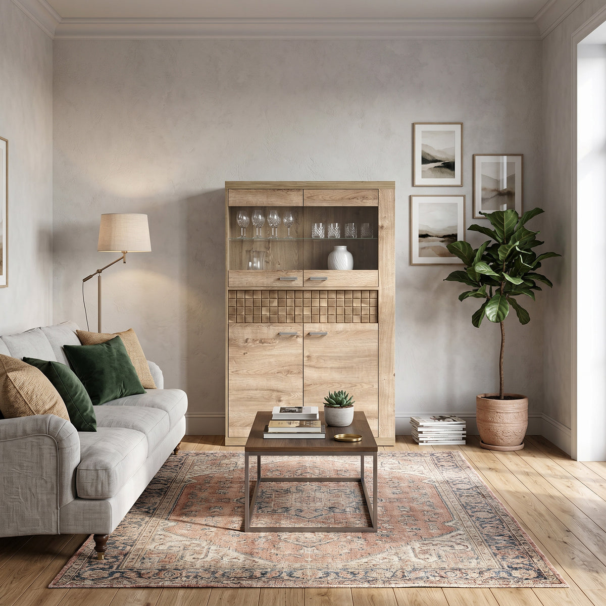 Korin 102x160 vitrineskab i stuen med en grå sofa og et tæppe med orientalske mønstre – vitrineskab til stuen med glas