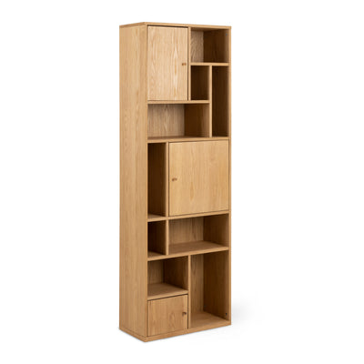 Asymo-reol i træ, 61x180, med aflåselige hylder – set fra en vinkel