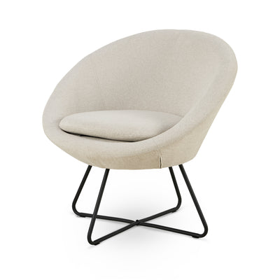 Lænestol Otulo med profileret ryglæn i moderne stil – set fra en vinkel | Pillovely