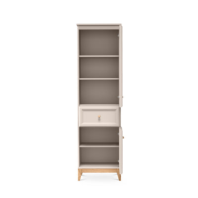 Serena 55x193 vitrineskab med glaslåger i modern classic-stil – med åbne fronter