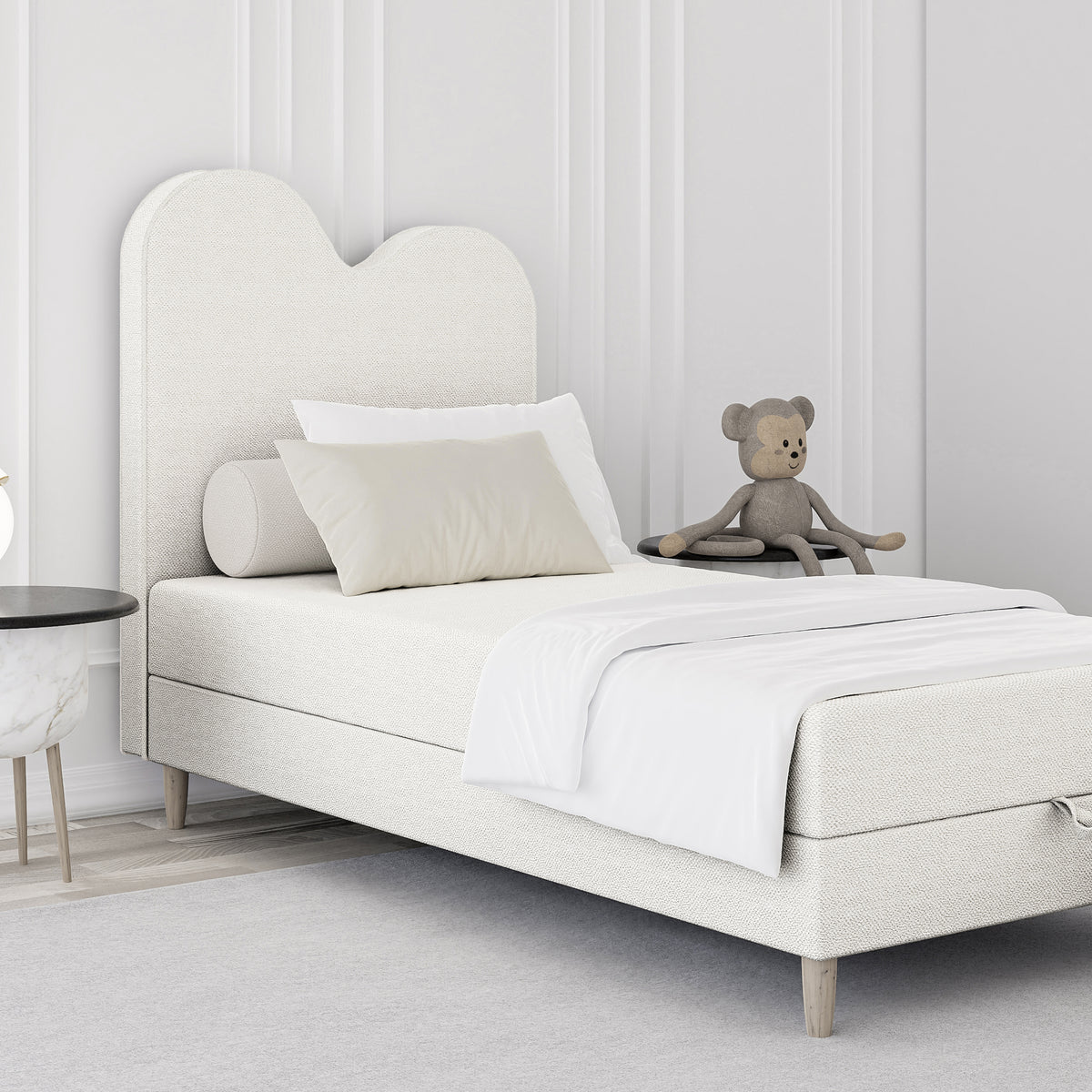 Mellia-børneseng i størrelserne 90x160 og 90x180, kontinental model med bølget hovedgærde og opbevaringsrum i soft modern-stil – i indretningen
