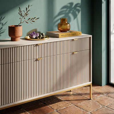 Roza-kommoden 154x83 i glamour-stil – i indretningen