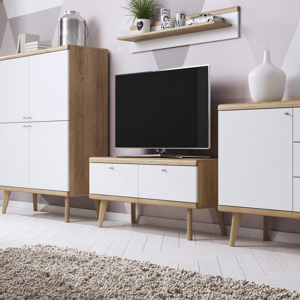 Lato TV-bord til tv'et, 107x50, i skandinavisk stil – i indretningen