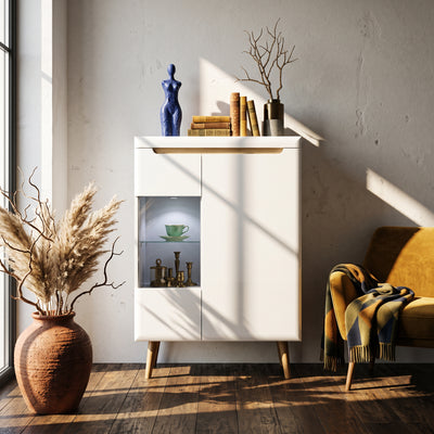 Trava-vitrineskab til stuen med glasfront, 90 x 134 cm, i skandinavisk stil – i indretningen