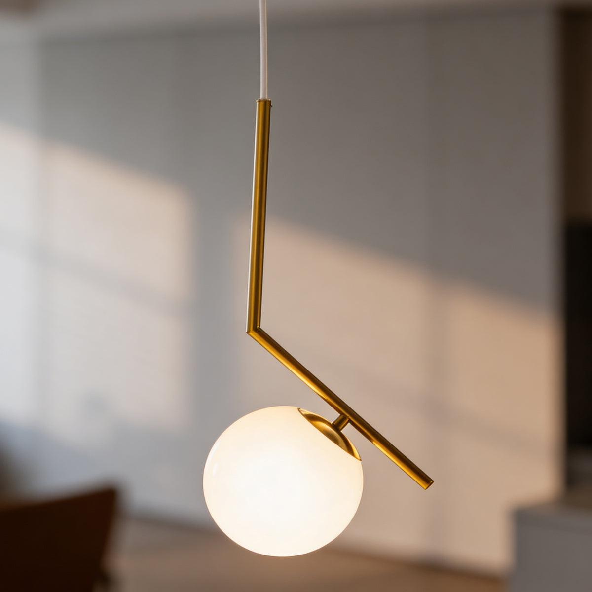 Lampa Orbitella wisząca z kulistym kloszem na ramieniu w stylu nowoczesnym – w aranżacji wnętrza