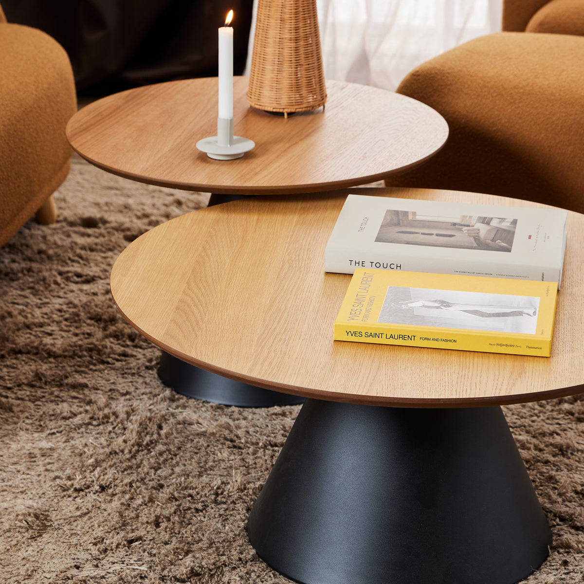 Det runde Talin-sofabord til stuen med en diameter på 85 cm i soft loft-stil – i indretningen