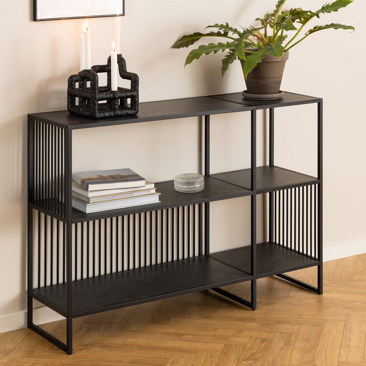 Cella-reol 120x83 med sort marmor-look i moderne stil – i indretningen