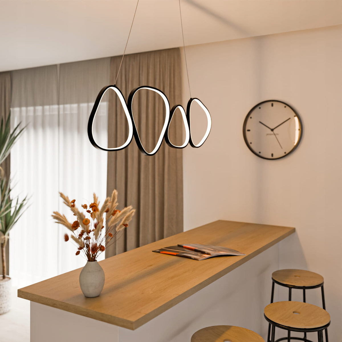 Lampa Loria wisząca LED z czterema pętlami światła w stylu nowoczesnym – w aranżacji wnętrza