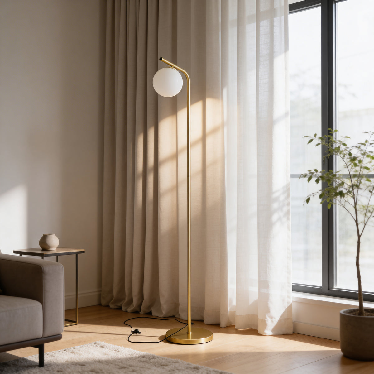 Lampa Orbitella podłogowa z kulą w stylu nowoczesnym – w aranżacji wnętrza