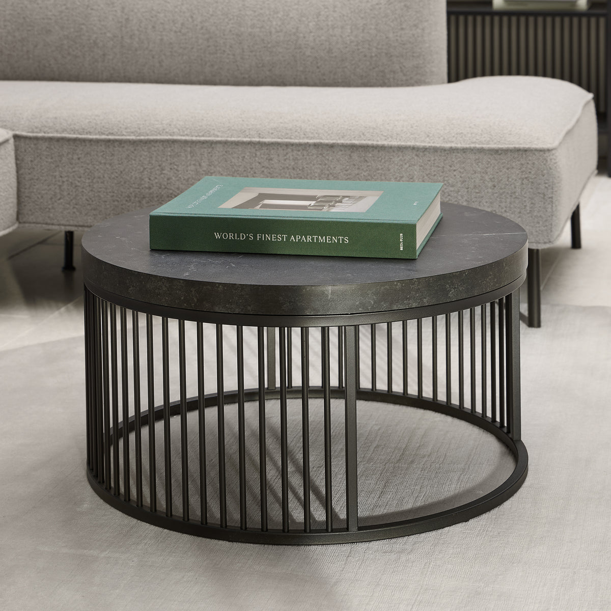 Cella-sofabord til stuen, rundt med sort marmor-look i moderne stil – i indretningen