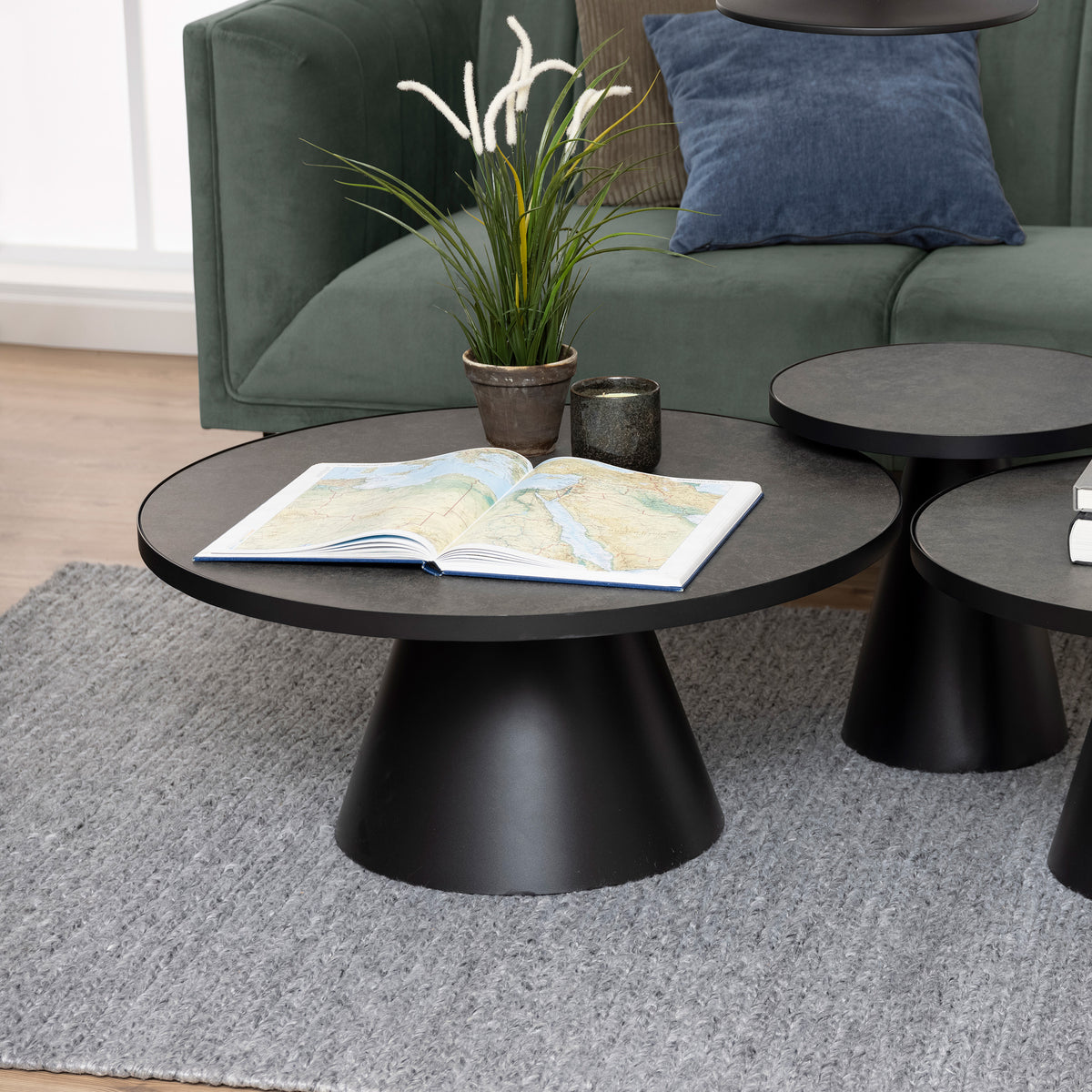Det runde sofabord »Soren« til stuen med en diameter på 86 cm i moderne stil – i indretningen