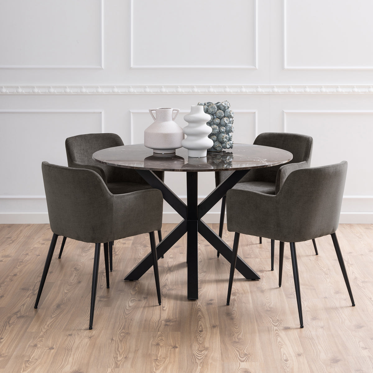 Det runde Morial-bord 120x76 til spisestuen i elegant stil – i indretningen