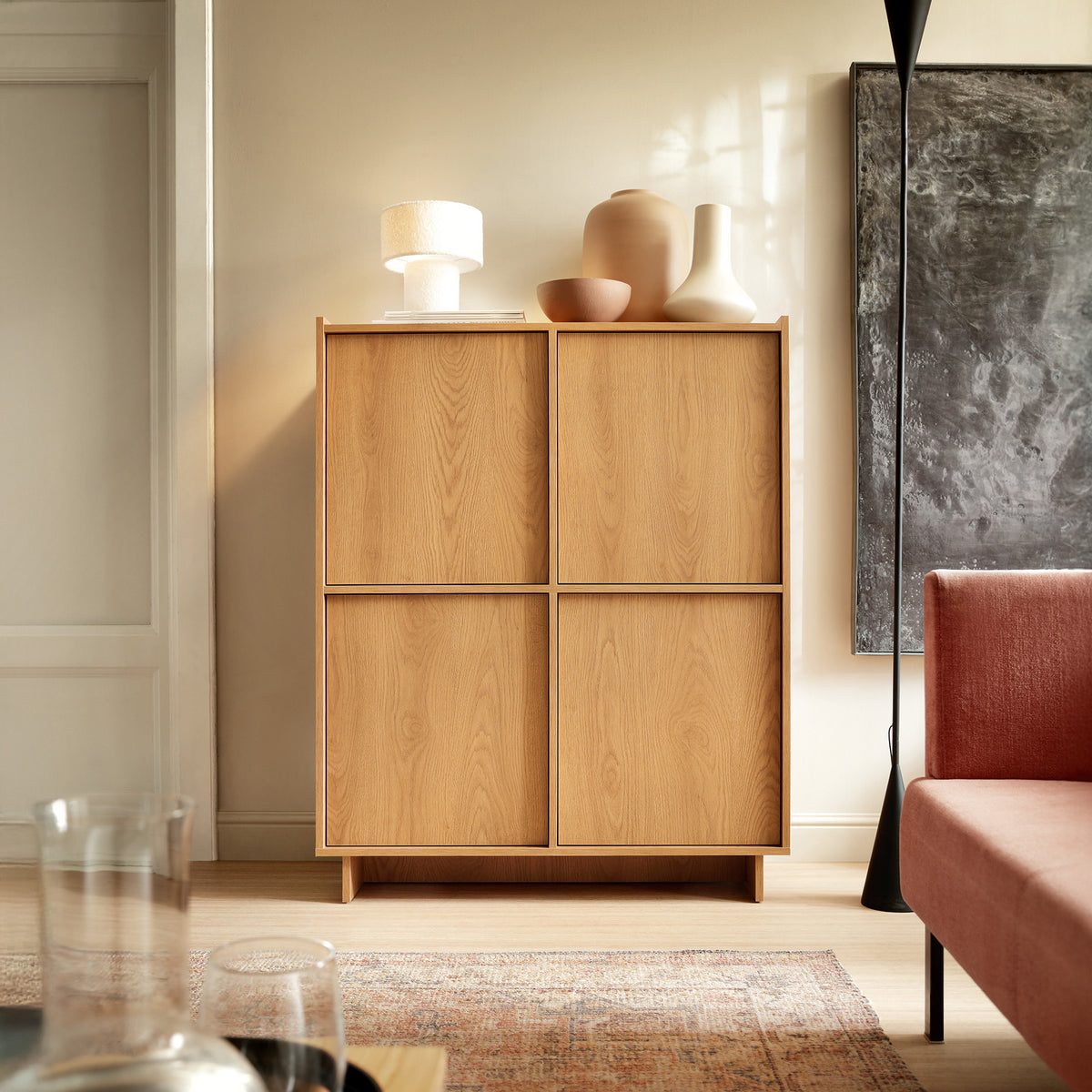 Komoda Kiyro 98x124 z półkami w stylu japandi – w aranżacji wnętrza