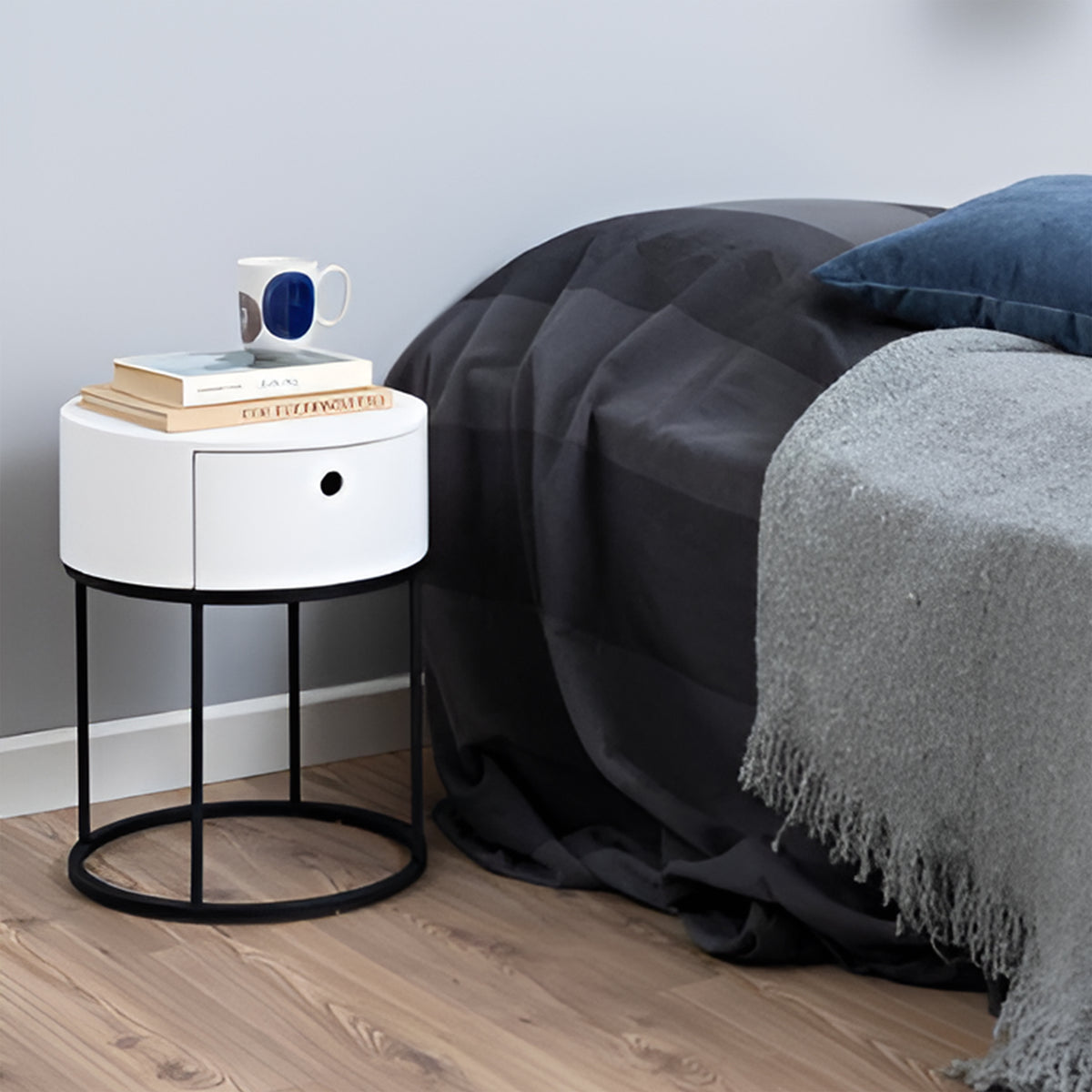 Det runde natbord Ronda med skuffe i minimalistisk stil – i indretningen