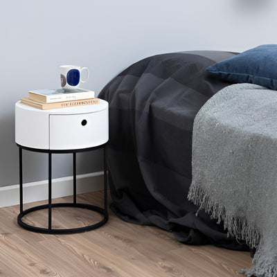 Det runde natbord Ronda med skuffe i minimalistisk stil – i indretningen