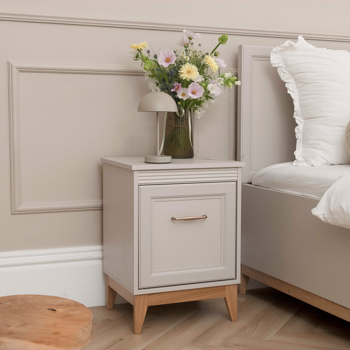 Serena-natbord 45x62 med ben i egetræ i modern classic-stil – i indretningen