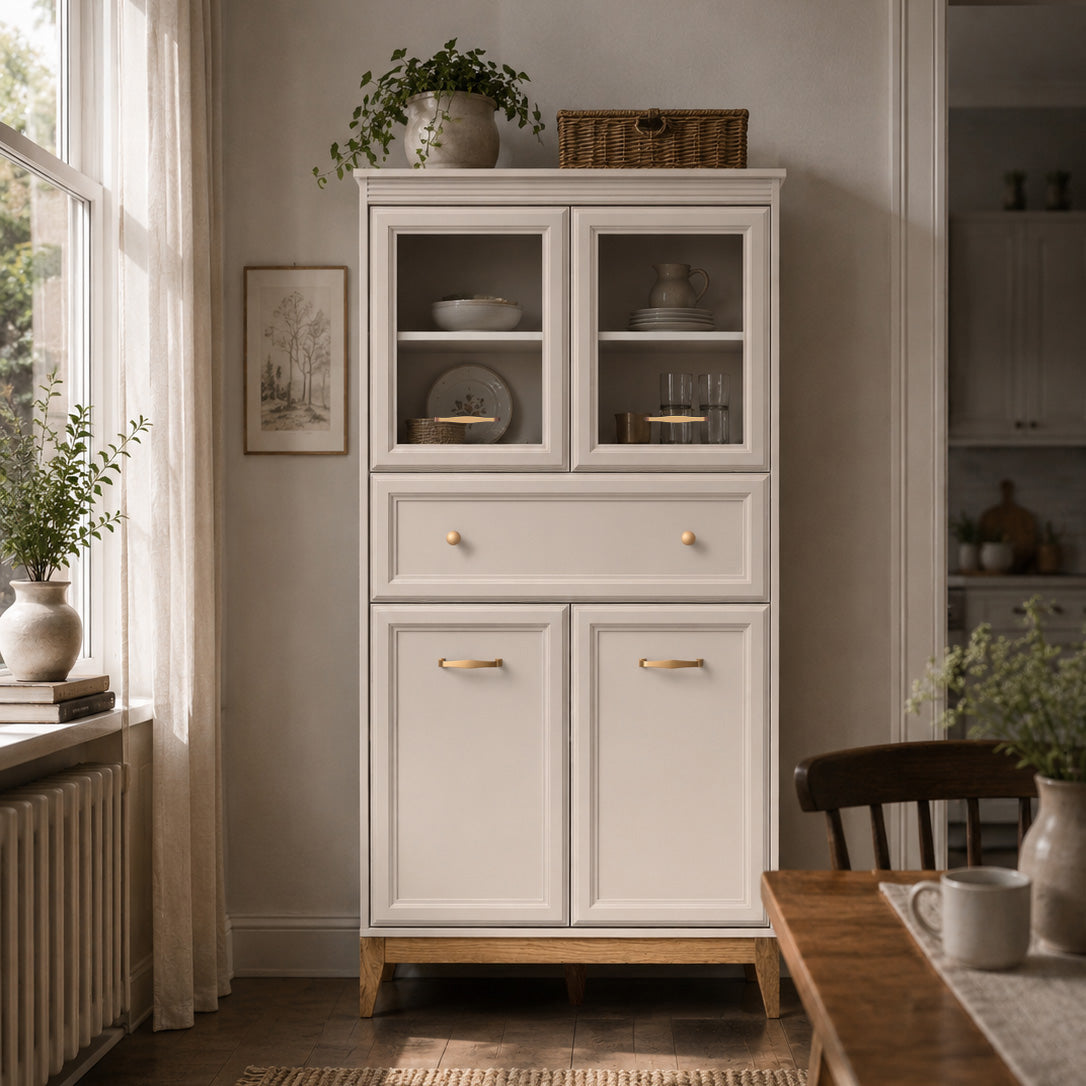 Serena-vitrineskab til stuen, 92x151, med glaslåger i modern classic-stil – i indretningen