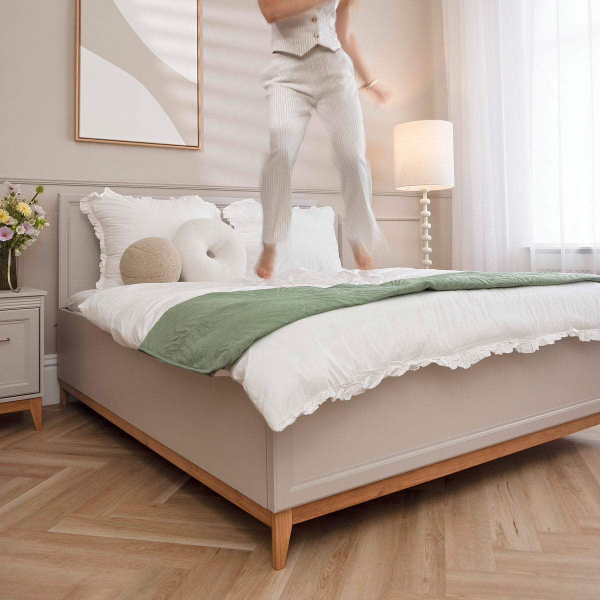 Serena-sengen i størrelserne 140x200 og 160x200 med opbevaringsrum og fræset hovedgærde i modern classic-stil – i indretningen