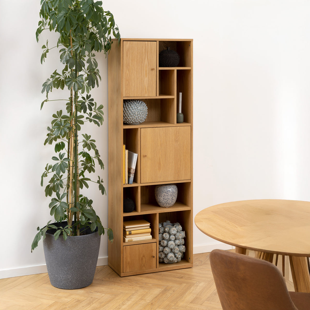 Asymo-reol i træ, 61x180, med aflåselige hylder – i indretningen