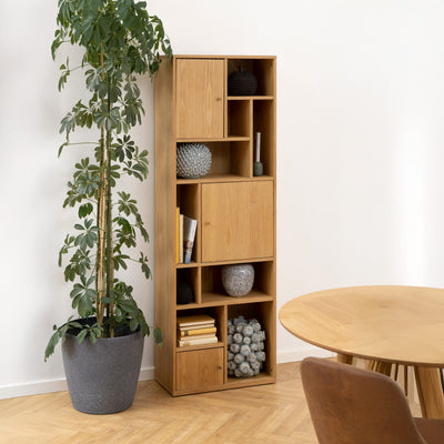 Asymo-reol i træ, 61x180, med aflåselige hylder – i indretningen