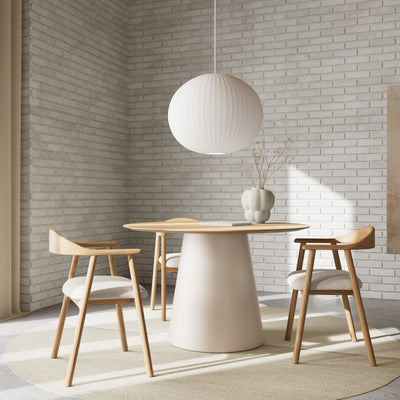 Sæt med to spisestuestole i skandinavisk stil – model Hikari – i indretningen
