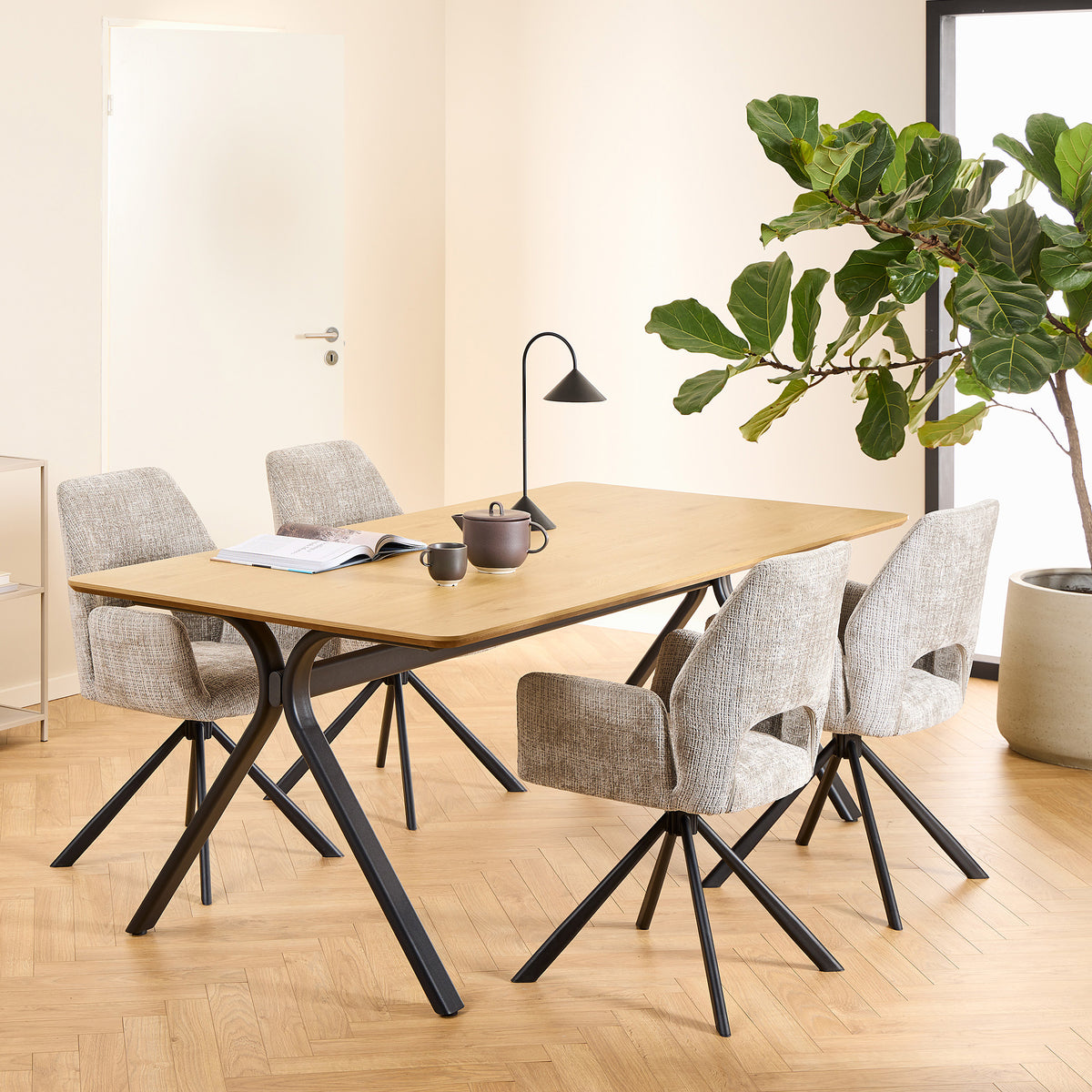 Sæt med to drejestole med armlæn til spisestuen i moderne stil – model Fente – i indretningen